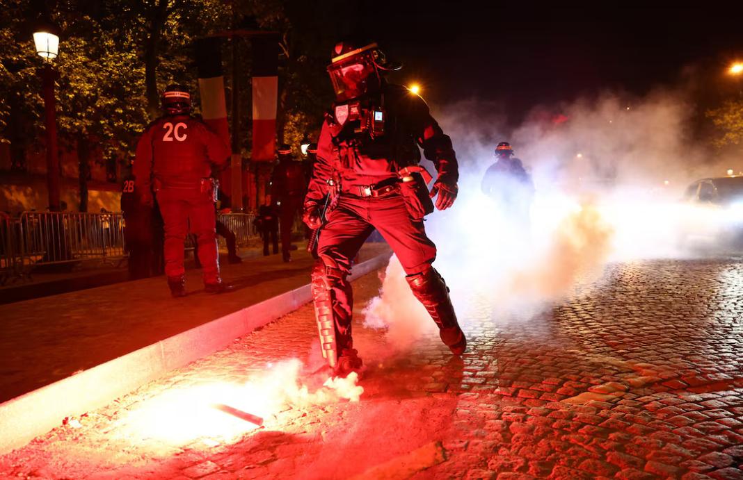 Αστυνομικός νοσηλεύεται σε κώμα μετά από τραυματισμό από φωτοβολίδα κατά τα επεισόδια οπαδών της Παρί Σεν Ζερμέν