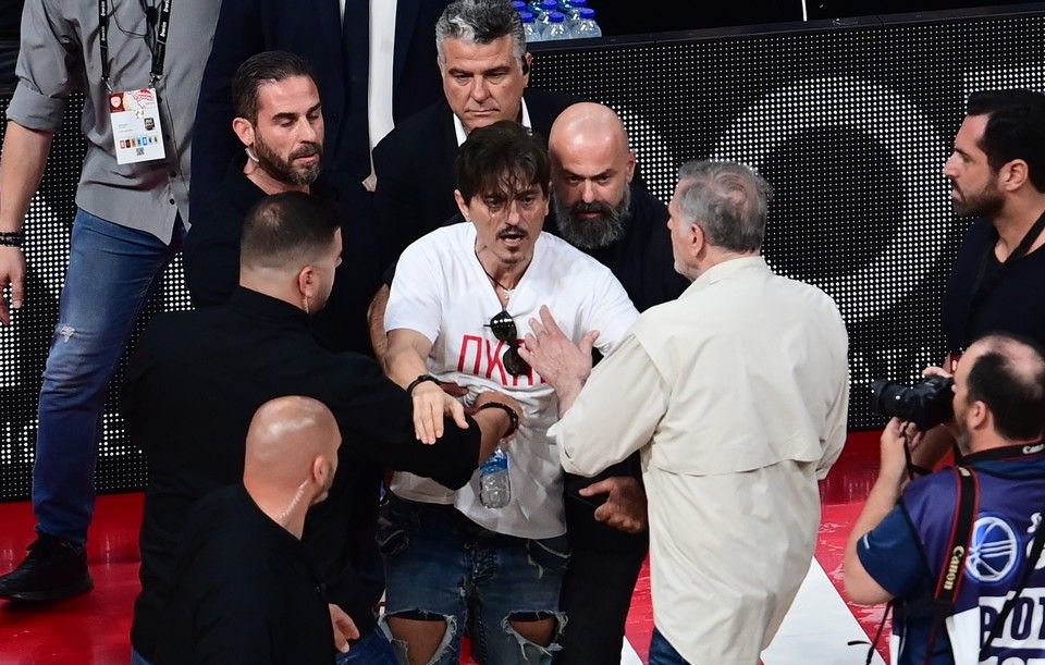 Ένταση στο ΣΕΦ: Αποβολή Γιαννακόπουλου από τους διαιτητές πριν το τζάμπολ