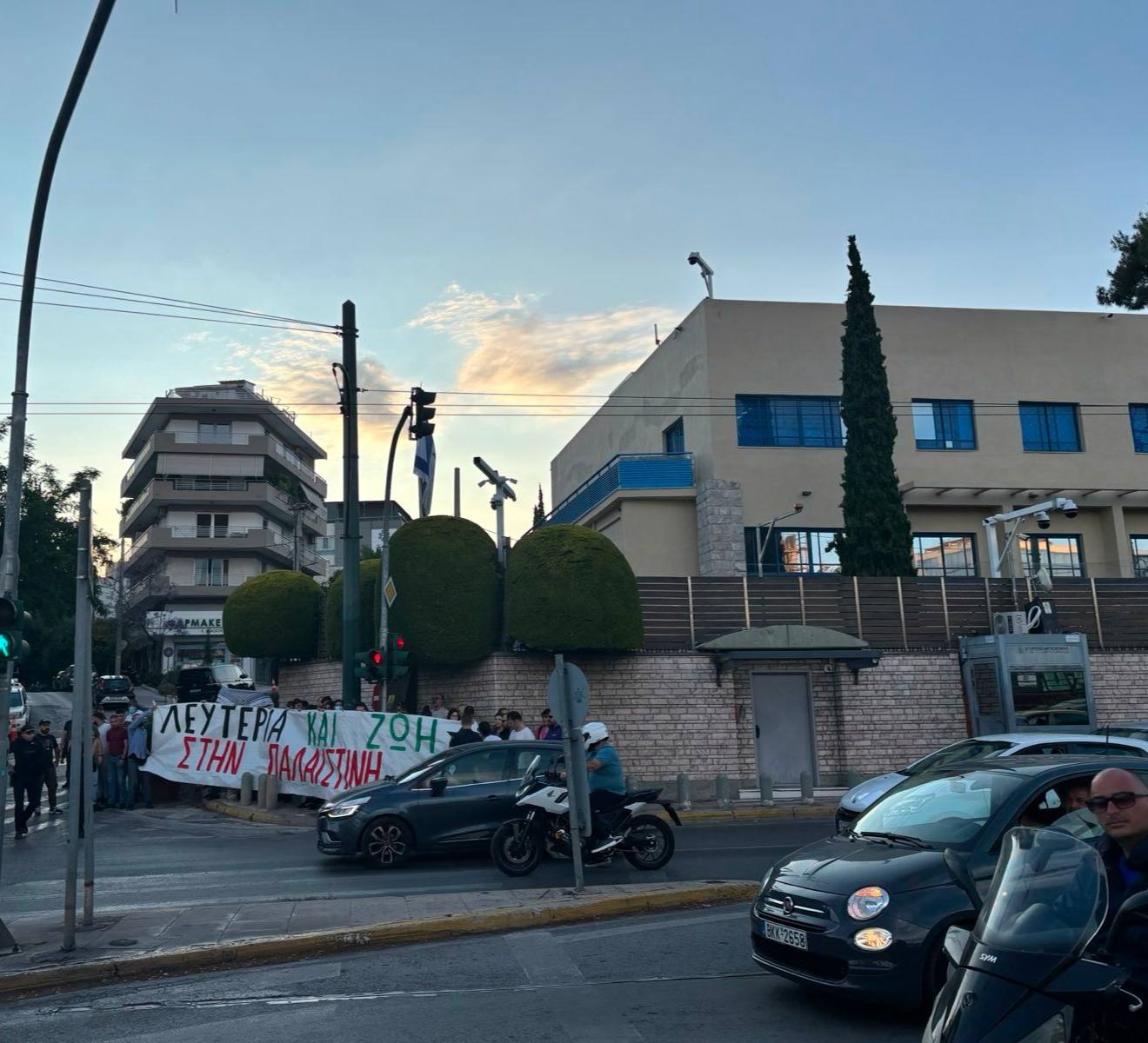Ρουβίκωνας: Παρέμβαση στην ισραηλινή πρεσβεία στην Αθήνα με 57 προσαγωγές