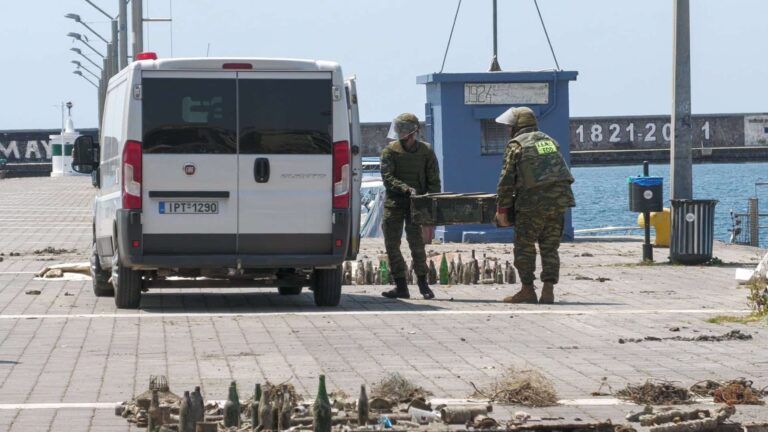 Καλαμάτα: Εξουδετερώθηκε οβίδα που εντοπίστηκε στο λιμάνι