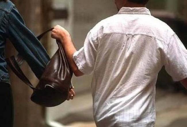 Μύκονος: Δύο νεαροί συνελήφθησαν για αρπαγή τσάντας με χρήση όπλων