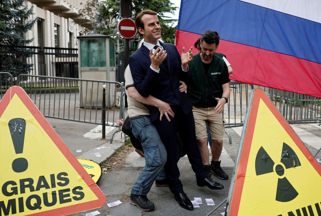 Η Greenpeace κλέβει το κέρινο ομοίωμα του Μακρόν από μουσείο στο Παρίσι και το τοποθετεί έξω από τη ρωσική πρεσβεία