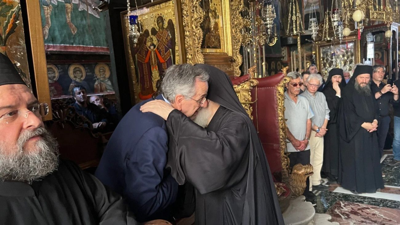 Η επίσκεψη του Αντώνη Σαμαρά στο Άγιο Όρος: Ερωτήματα για τη δημιουργία νέου κόμματος