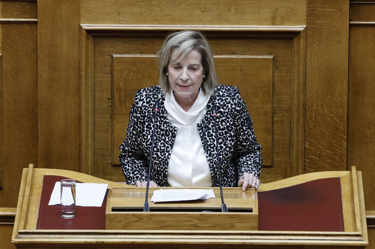 Υπογραφή της προανακριτικής επιτροπής του ΣΥΡΙΖΑ από την ανεξάρτητη βουλευτή Αρετή Παπαϊωάννου