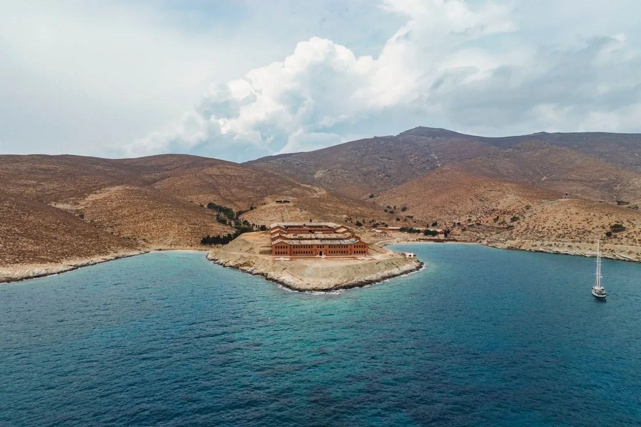 Κίνδυνος απώλειας καθεστώτος προστασίας για τη Γυάρο – Προειδοποίηση από το WWF