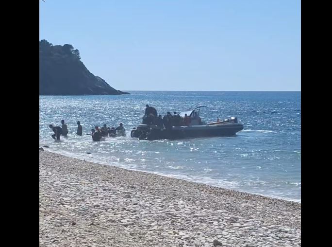 Σάμος: Τούρκοι διακινητές μεταναστών αποβιβάζουν πρόσφυγες σε παραλία – Βίντεο ντοκουμέντο