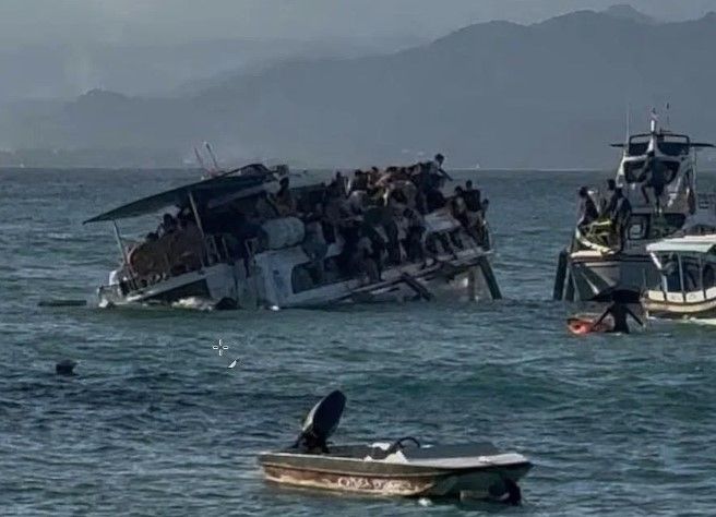 Μπαλί: Τουριστικό σκάφος βυθίστηκε με 89 επιβάτες, πανικός στην ανοιχτή θάλασσα