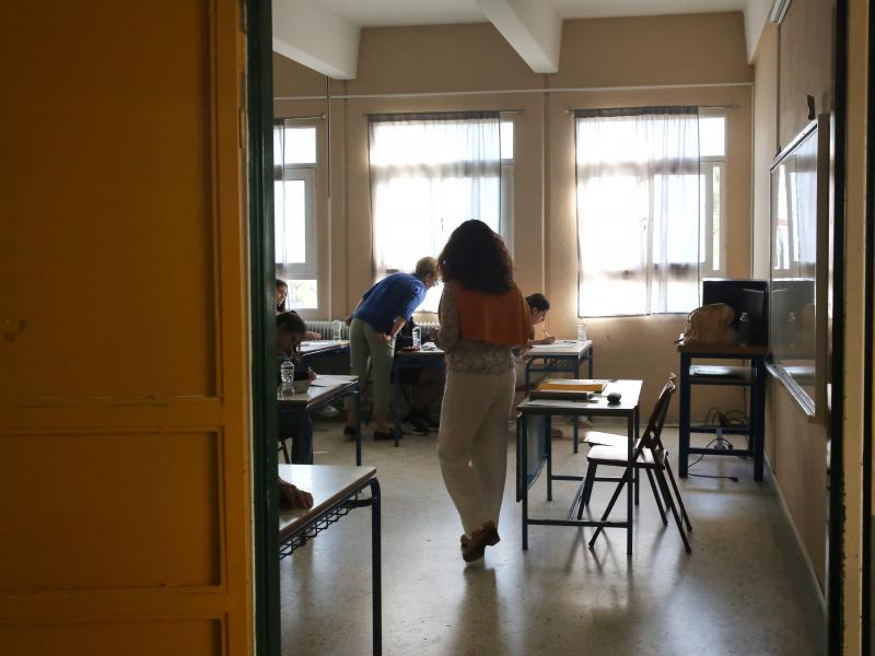 Θεσσαλονίκη: Επεισόδιο με μαθήτρια στις πανελλαδικές εξετάσεις λόγω ακουστικού