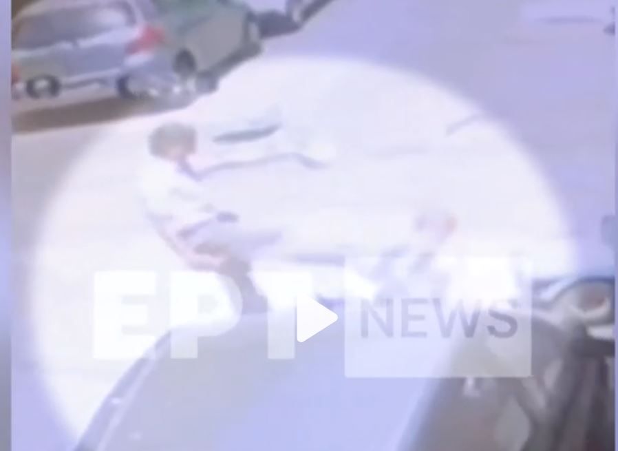 Σφοδρή επίθεση σε ηλικιωμένη από 37χρονο στα Εξάρχεια — Σοκαριστικές εικόνες από το βίντεο ντοκουμέντο
