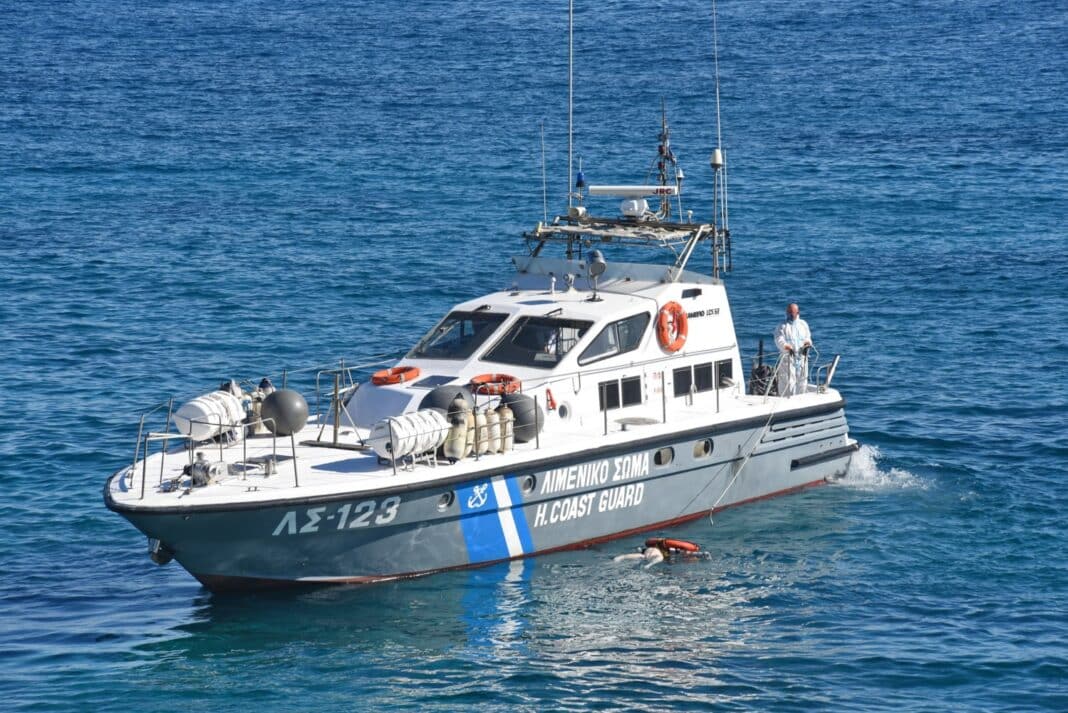 Ταχύπλοο προσέκρουσε σε βράχια στη Βούλα – Δύο άτομα τραυματίστηκαν