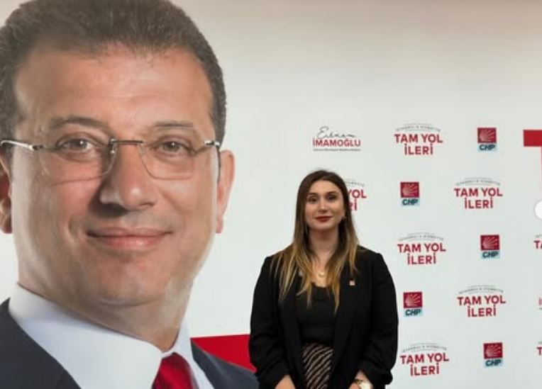 Ναζλί Ακγιούζ: Η φωνή του Ιμάμογλου στην Αθήνα, στη Διεθνή Διάσκεψη του Ινστιτούτου Τσίπρα