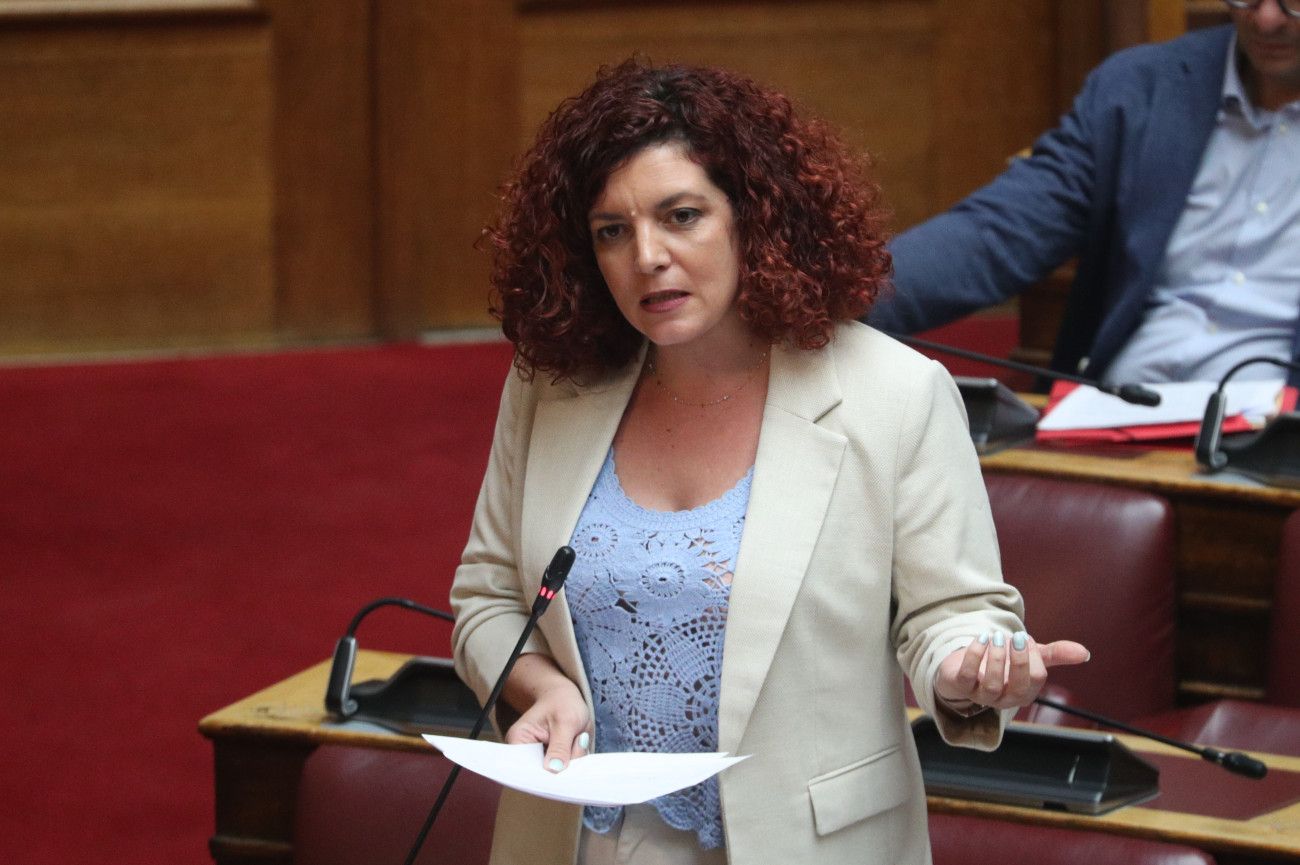 Κομνηνάκα: Η κυβέρνηση προσπαθεί να αποποιηθεί τις ευθύνες του Καραμανλή, ενώ οι αιτίες της τραγωδίας στα Τέμπη παραμένουν
