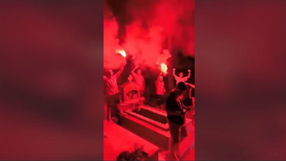 Ολυμπιακοί οπαδοί γιορτάζουν το πρωτάθλημα σε νεκροταφείο προς τιμήν του εκλιπόντος φίλου τους (βίντεο)