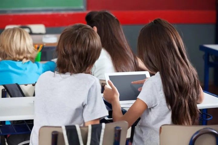 Η Τεχνητή Νοημοσύνη στα Σχολεία: Προβληματισμοί και Οδηγίες από την Κυβέρνηση