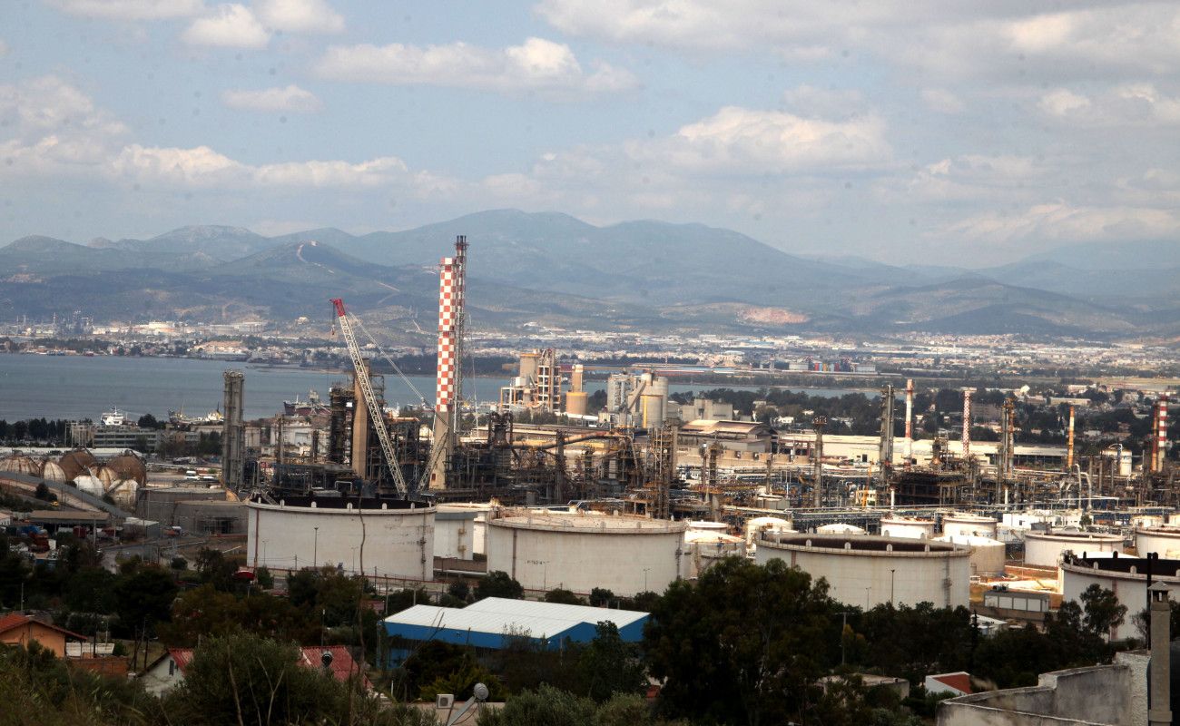 Διυλιστήρια: Συγκρατημένη αισιοδοξία για το 2025 από HELLENiQ ENERGY και Motor Oil