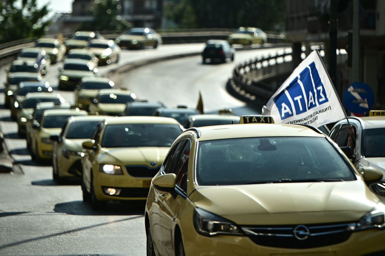 Διαμαρτυρία οδηγών ταξί κατά του νέου ΚΟΚ – Σφοδρές επιθέσεις του ΣΑΤΑ στον Κυρανάκη