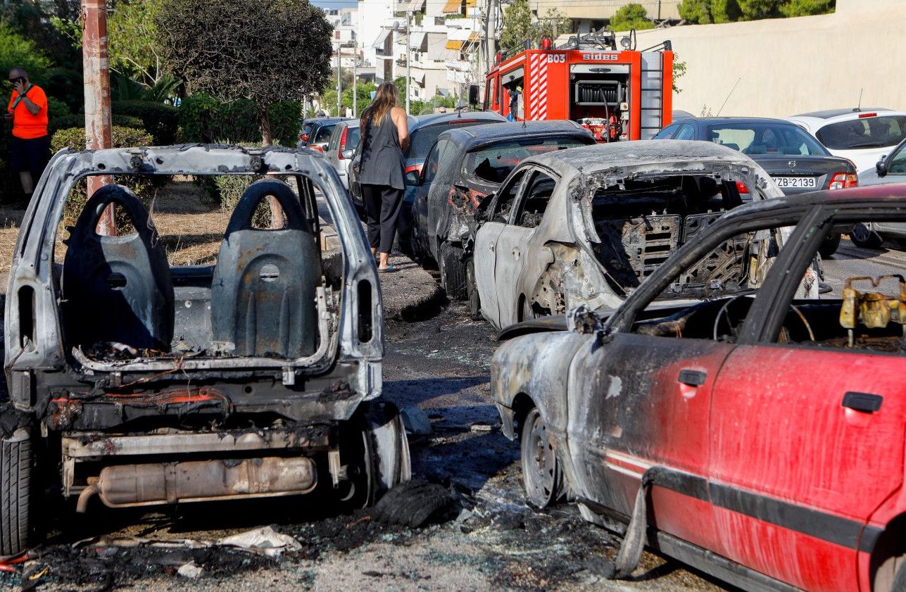 Πυρκαγιά στη Νέα Σμύρνη: Καταστροφή πέντε οχημάτων και έρευνες από τις Αρχές