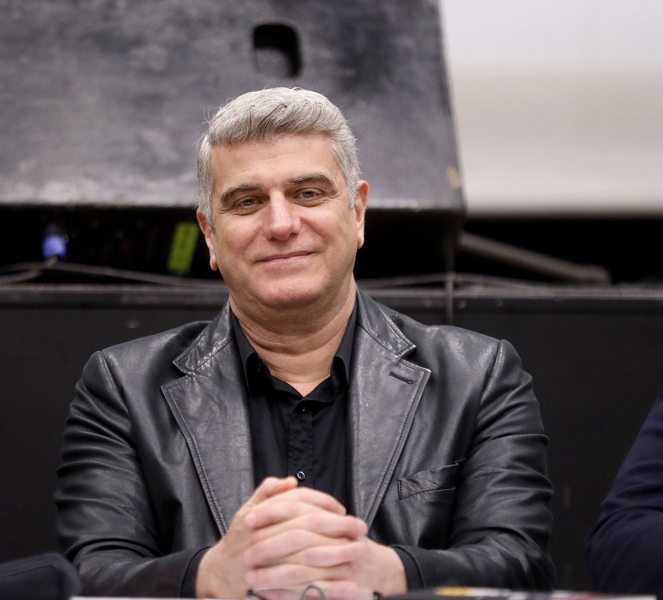 Βλαδίμηρος Κυριακίδης: Ο σαρκασμός του Έλληνα και η τέχνη του θεάτρου