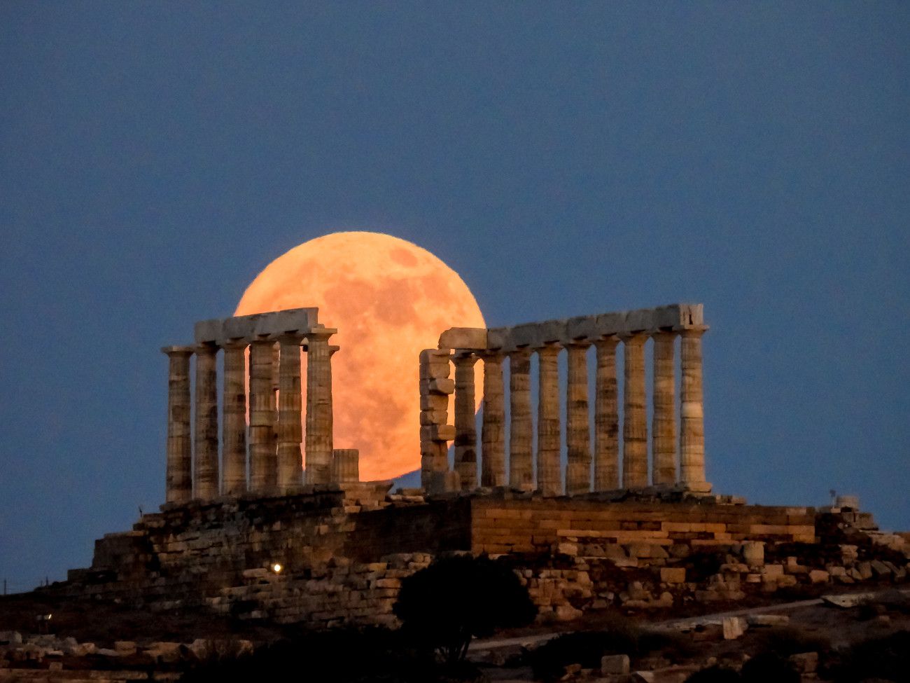 Μαγευτική εμφάνιση της πανσελήνου της φράουλας: το πρώτο γεμάτο φεγγάρι του καλοκαιριού