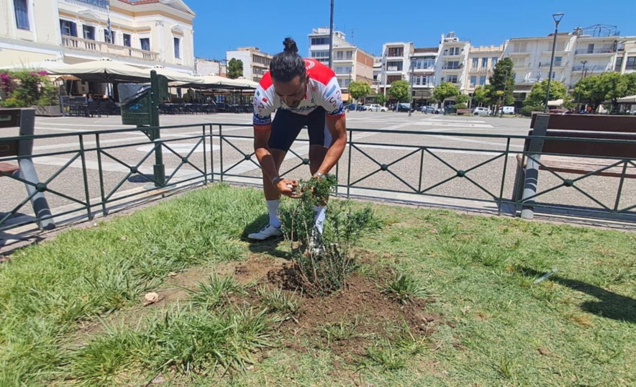 Η συμβολική φύτευση μυρτιάς από τον Ιταλό ποδηλάτη στην Σπάρτη