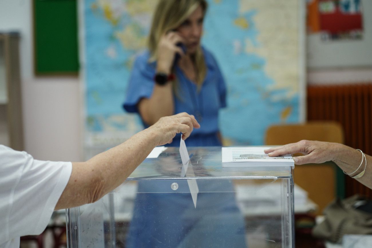 Οι Έλληνες βρίσκονται σε πολιτική αβεβαιότητα – Αδύναμη η αντιπολίτευση, απωθητική η Νέα Δημοκρατία