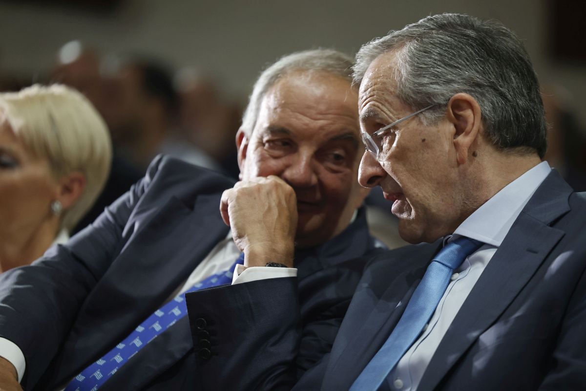 Κοινή εμφάνιση των πρώην πρωθυπουργών Καραμανλή και Σαμαρά στο Πολεμικό Μουσείο