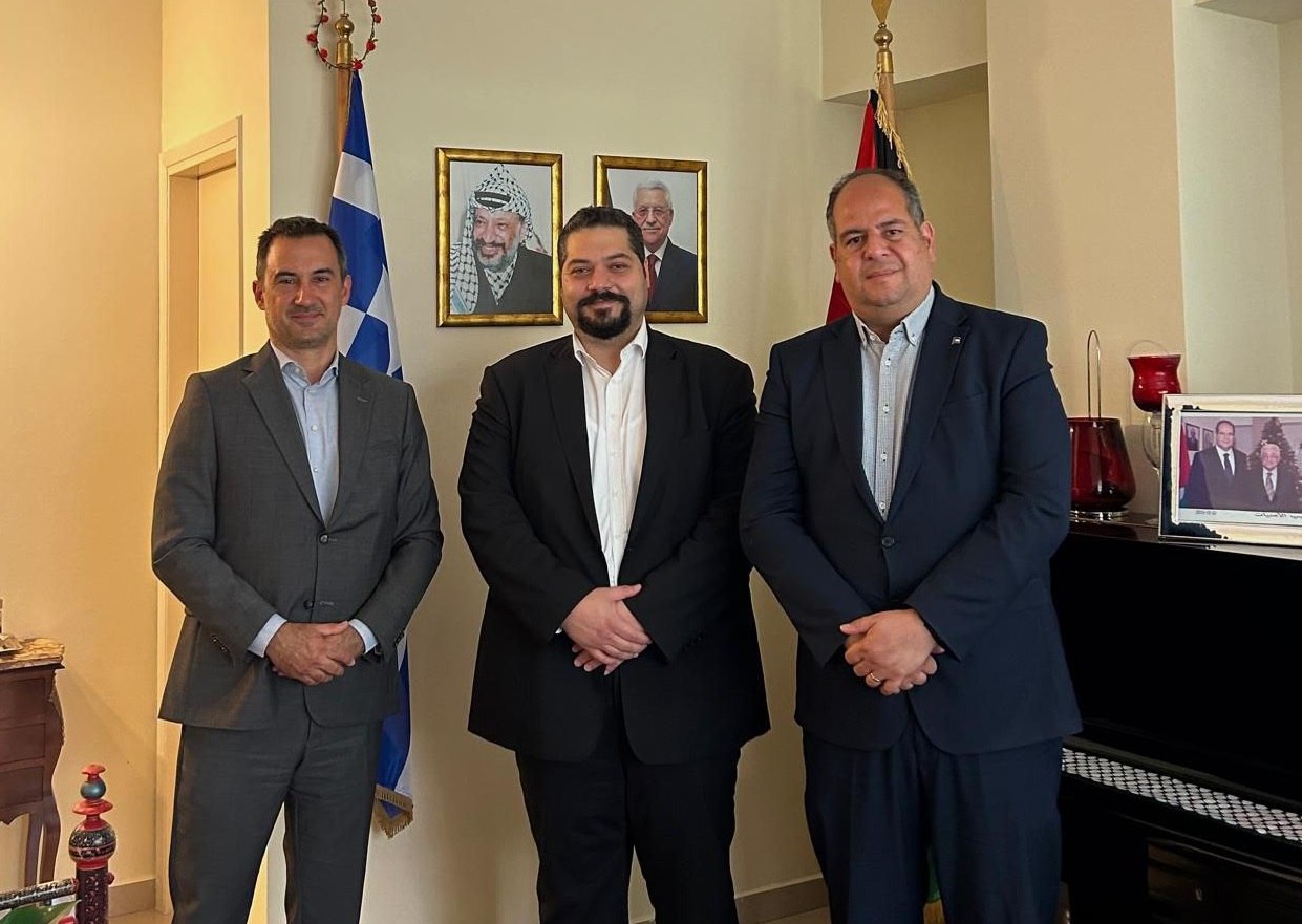 Συνάντηση Χαρίτση με τον εκπρόσωπο της Φατάχ: Πίεση στην κυβέρνηση για αλλαγή στάσης απέναντι στη Γάζα