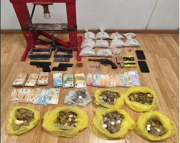 Συντονισμένη αστυνομική επιχείρηση στη δυτική Αττική: Συλλήψεις και κατάσχεση όπλων και ναρκωτικών