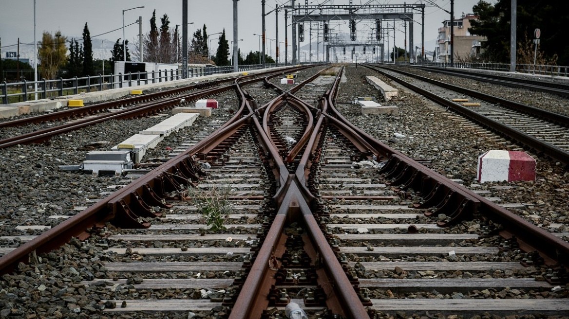 Ακινητοποίηση αμαξοστοιχίας λόγω πυρκαγιάς κοντά στις ράγες Θεσσαλονίκης – Σερρών