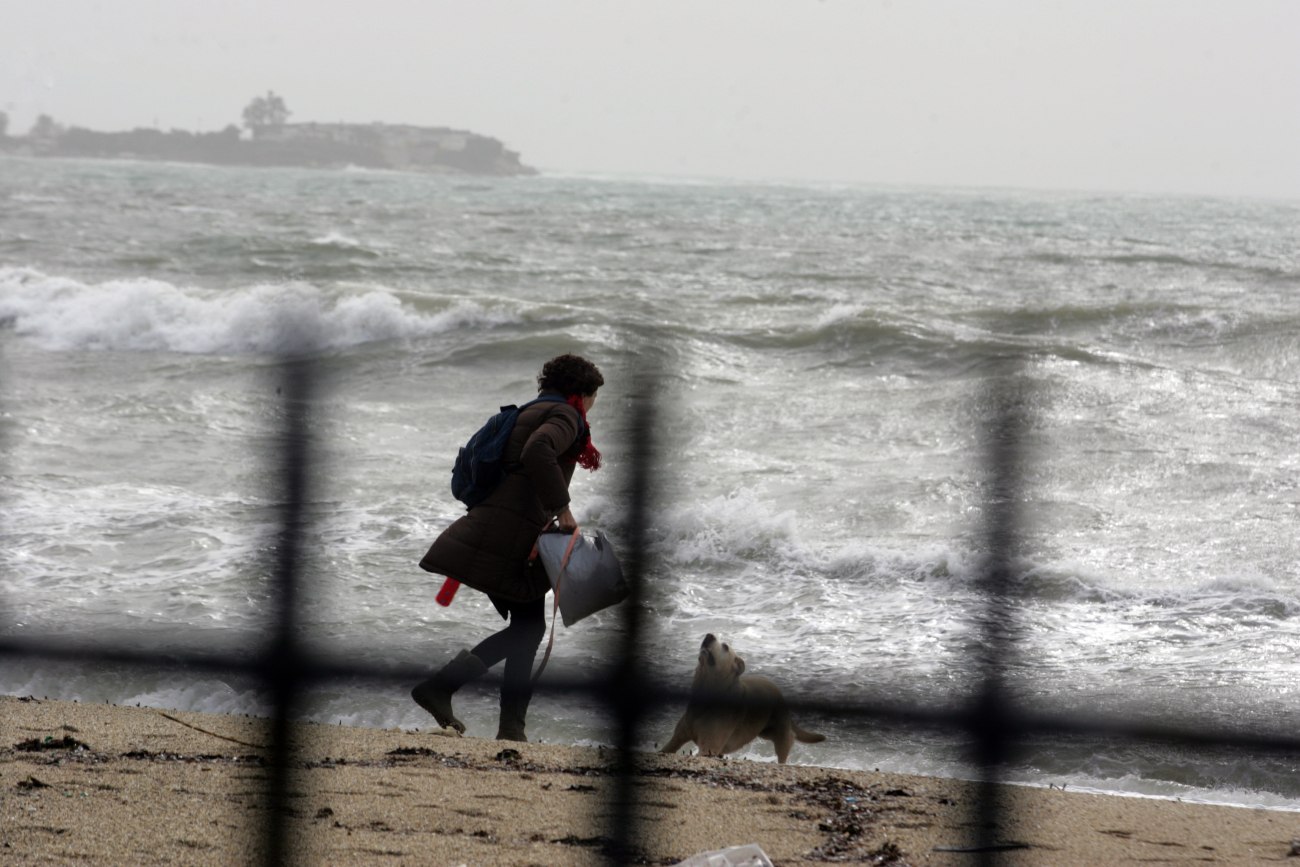 Καιρός: Ισχυροί άνεμοι και πτώση της θερμοκρασίας – Πού αναμένονται βροχές