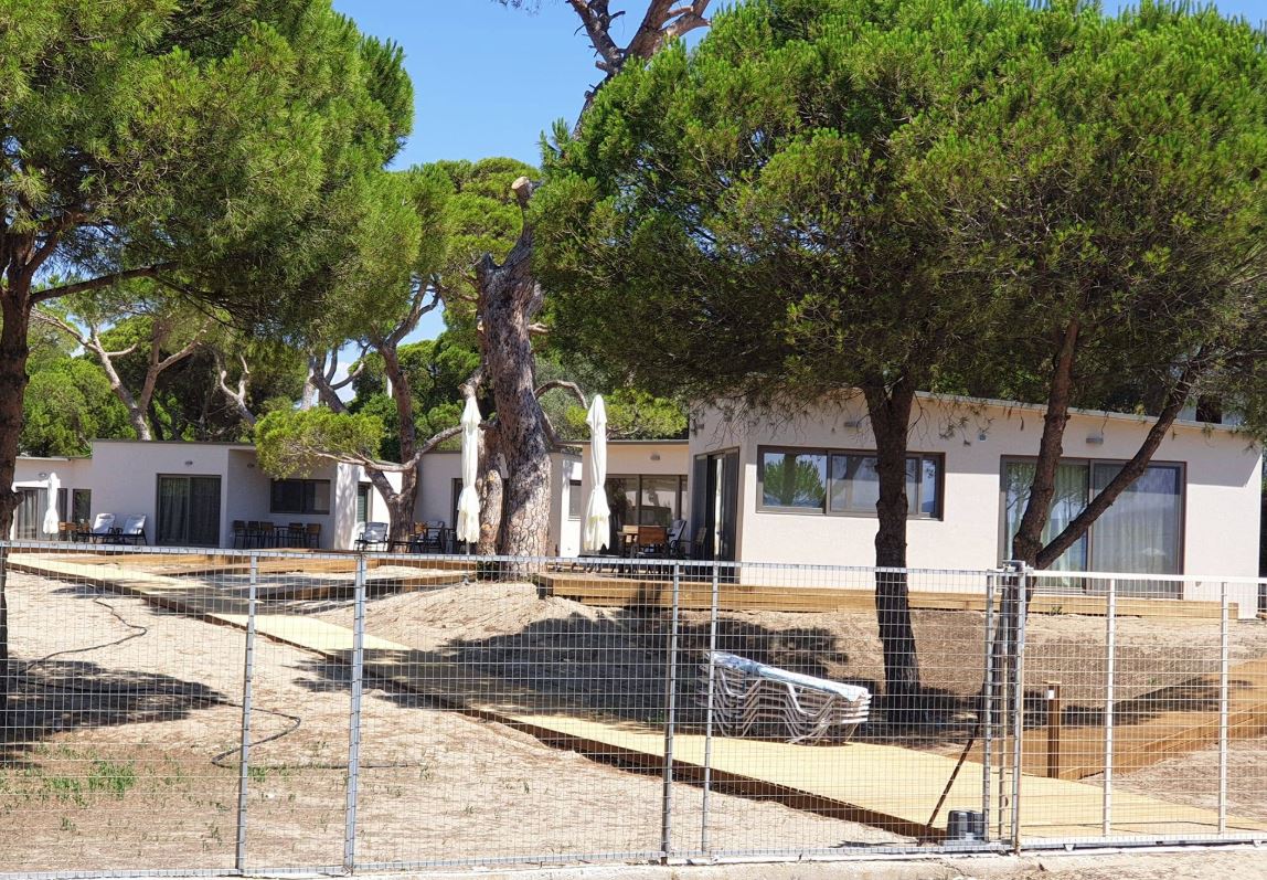 Εθνικό Πάρκο Σχινιά: Παράνομη ανέγερση 13 πολυτελών μπανγκαλόου και ενοικίαση τους προς 300 ευρώ ανά διανυκτέρευση
