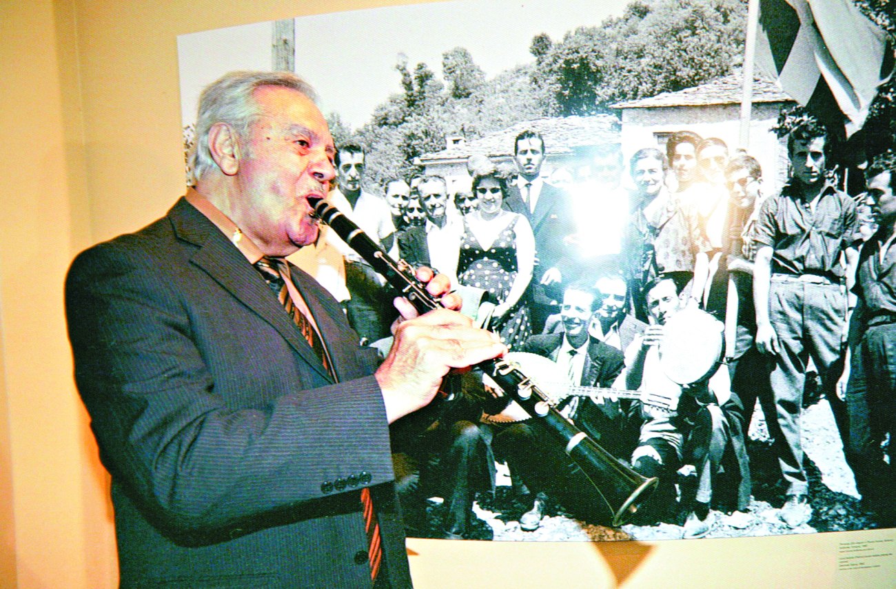 Στον ήχο του κλαρίνου του Πετρολούκα Χαλκιά, ο αποχαιρετισμός του ΚΚΕ