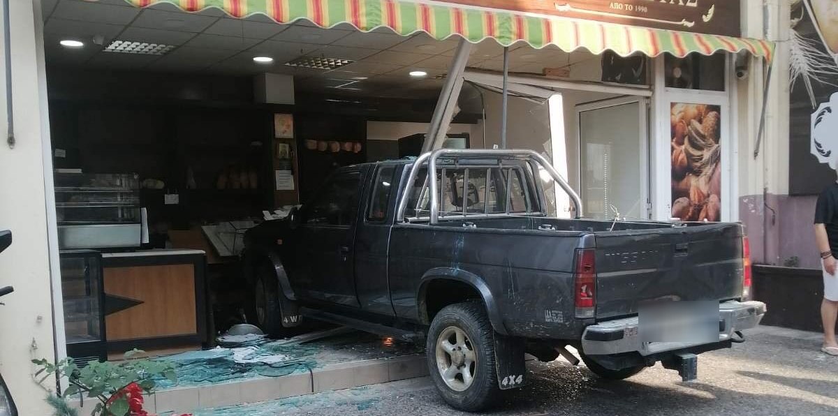 Αγρίνιο: Ηλικιωμένος οδηγός προκάλεσε τροχαίο σε φούρνο – Από θαύμα δεν υπήρξαν θύματα