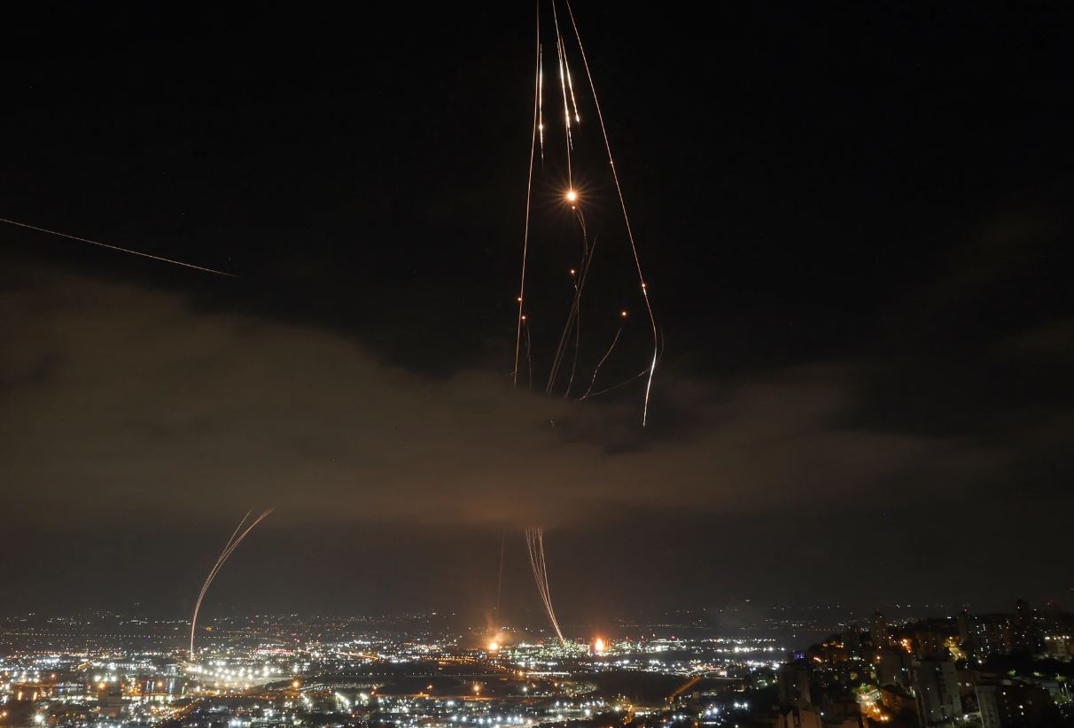Reuters: Το Ιράν χρησιμοποιεί νέα στρατηγική για να πλήξει το Ισραήλ και να παραπλανήσει το Iron Dome