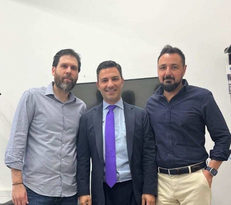 Ο Σταμάτης Πουλής διορίζει τον Παύλο Πολάκη κυβερνητικό εκπρόσωπο για εκδήλωση της Ομάδας Αλήθειας