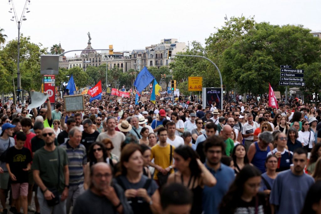 Διαμαρτυρία στη Βαρκελώνη: Διαδηλωτές χρησιμοποιούν νεροπίστολα εναντίον τουριστών