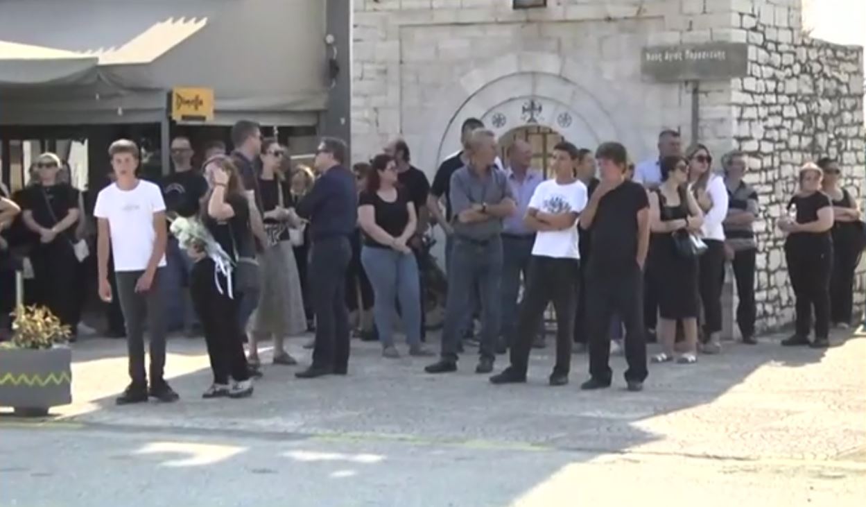 Άρτα: Συγκίνηση στην κηδεία του 14χρονου που πνίγηκε στον Άραχθο – Οι φίλοι του τον αποχαιρέτησαν με λευκά λουλούδια