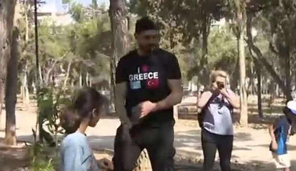 Ο Ενές Καντέρ συμμετείχε σε δενδροφύτευση στην Αθήνα εκφράζοντας την αγάπη του για τη χώρα