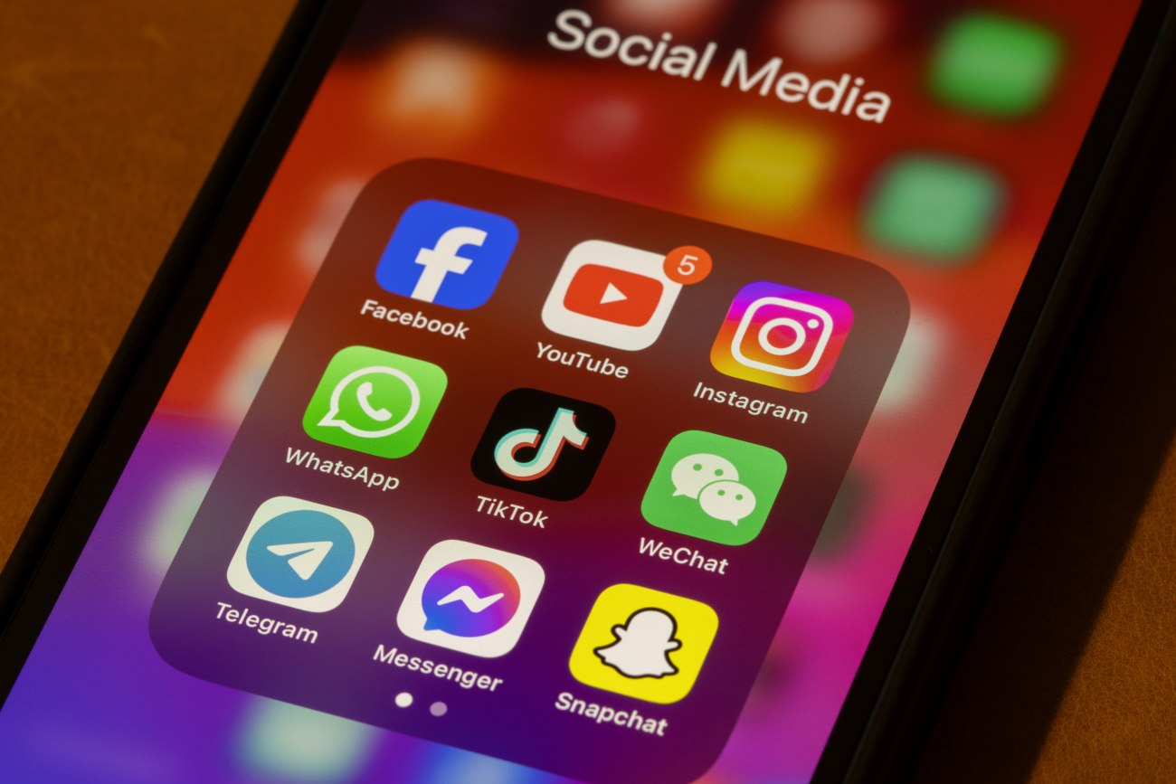 Τα social media καταλαμβάνουν την πρωτοκαθεδρία ως κύρια πηγή ενημέρωσης στις ΗΠΑ