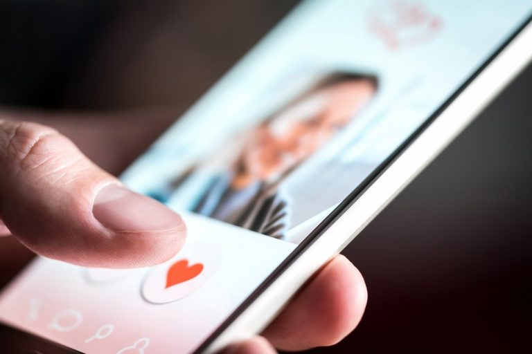 Gen Z: Πώς μία νέα λειτουργία στο Tinder επιδιώκει να μειώσει τη μοναξιά της γενιάς μας