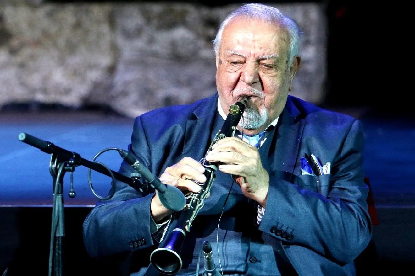 Η σορός του Πετρολούκα Χαλκιά σε λαϊκό προσκύνημα στον Μητροπολιτικό Ναό Αθηνών