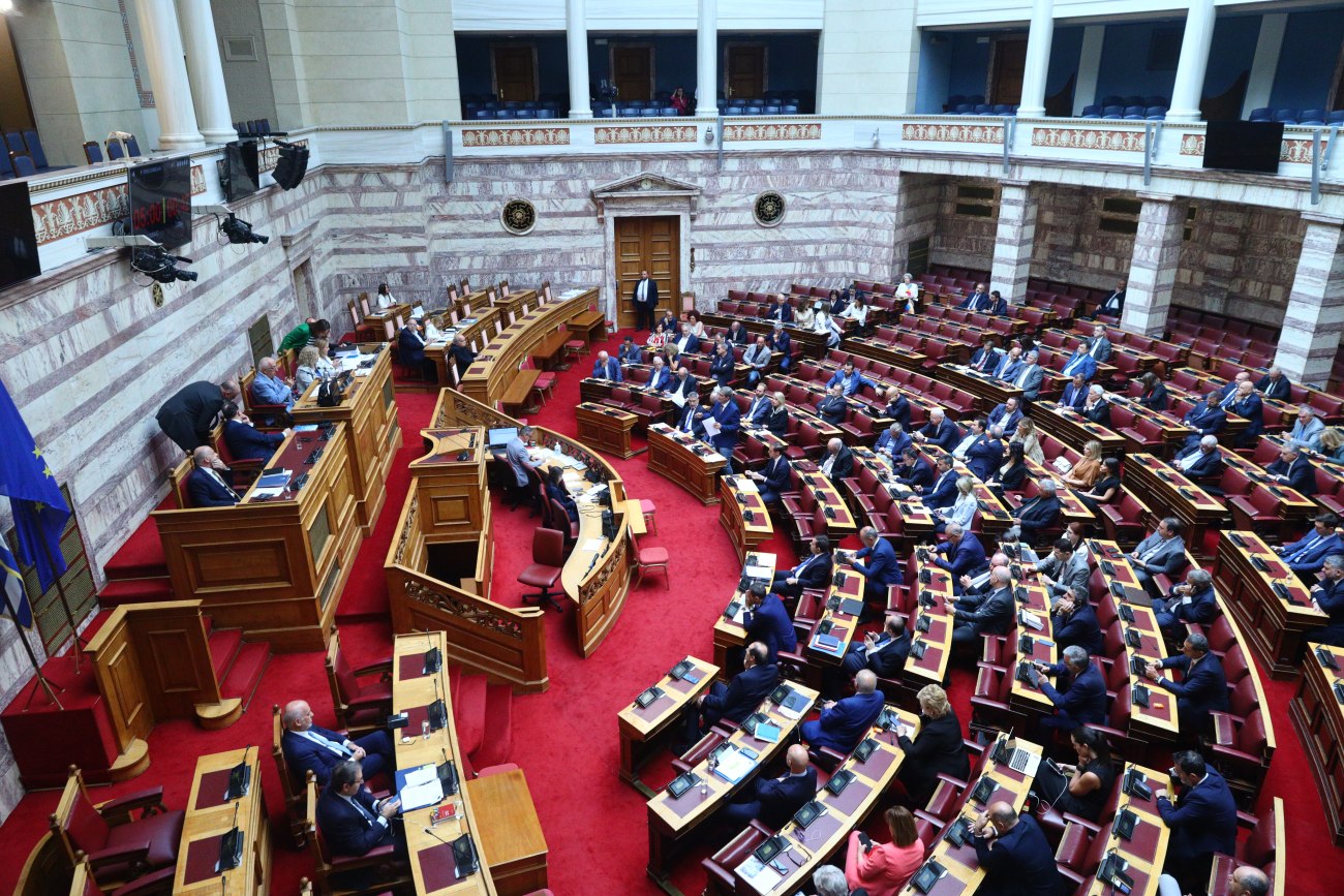 Βουλή: Οι υπουργοί δηλώνουν αναρμόδιοι μέσω υπομνημάτων στη συζήτηση για τα Τέμπη