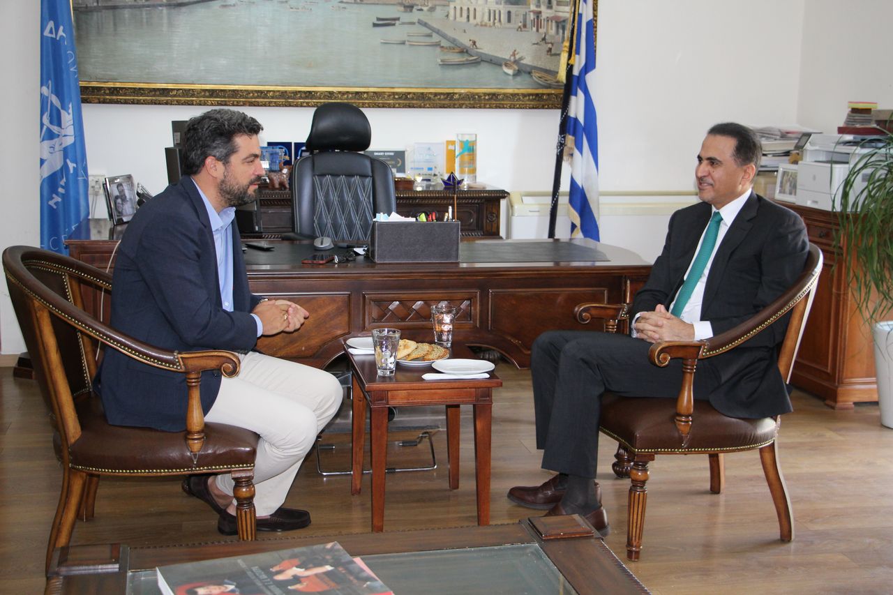 Συνάντηση του πρέσβη του Κατάρ Άλι Αλ Μανσούρι με τον δήμαρχο Χανίων