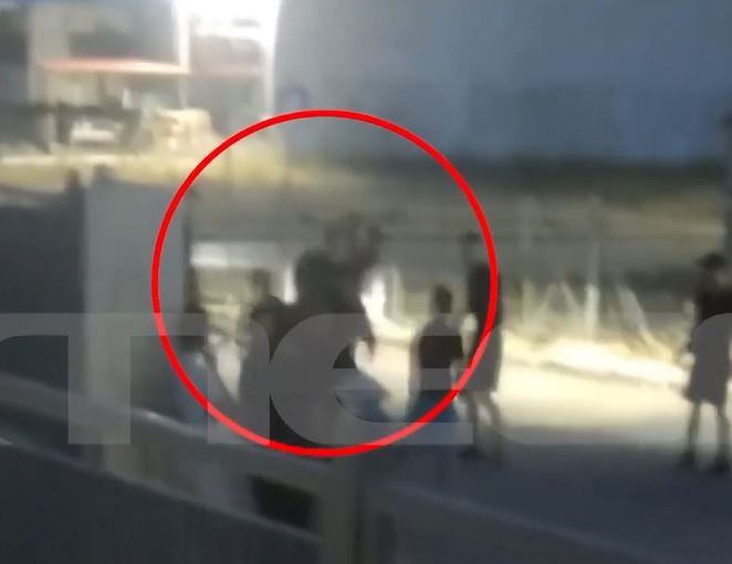 Μενίδι: Σφοδρή συμπλοκή ανηλίκων έξω από σχολείο με 18 προσαγωγές – Βίντεο ντοκουμέντο