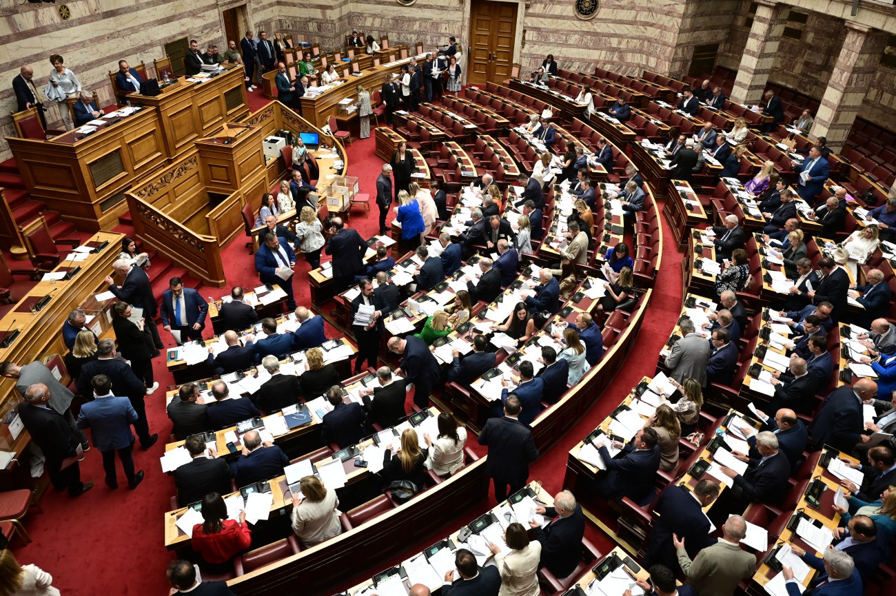 Πολιτική αντιπαράθεση για την προανακριτική επιτροπή σχετικά με τα Τέμπη και οι αντιδράσεις σε Μητσοτάκη και Καραμανλή