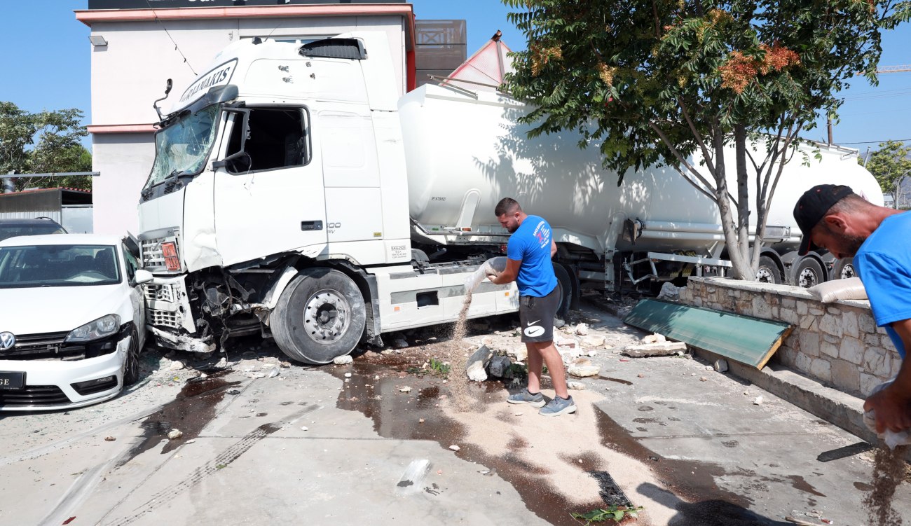 Μενίδι: Βυτιοφόρο σαρώνει τα πάντα έπειτα από σύγκρουση με Ι.Χ. και προσκρούει σε μάντρα αυτοκινήτων