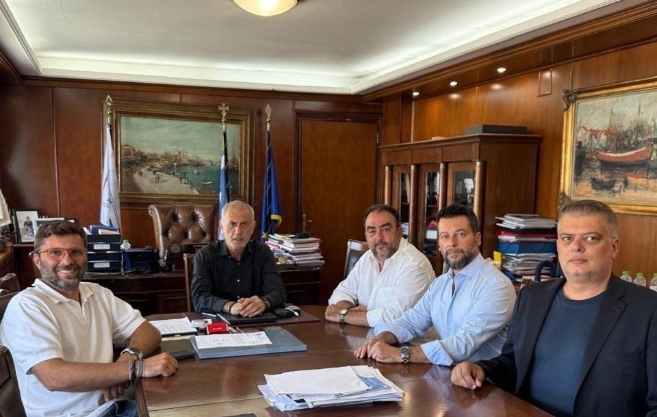 Συνάντηση του δημάρχου Πειραιά Γιάννη Μώραλη με το προεδρείο του οδοντιατρικού συλλόγου Πειραιά
