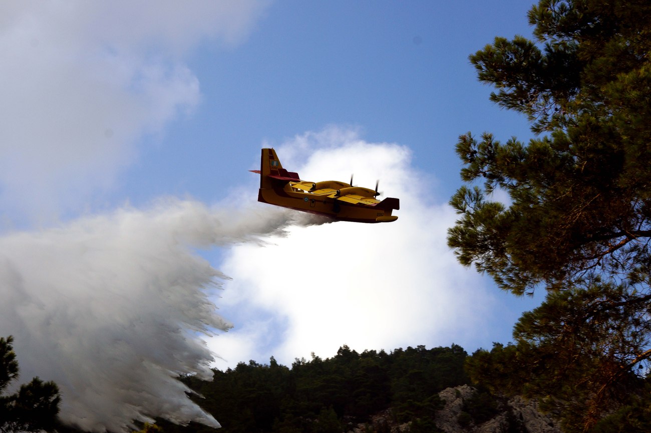 Πυρκαγιά στον Ασπρόπυργο: Επιχειρούν εναέρια μέσα