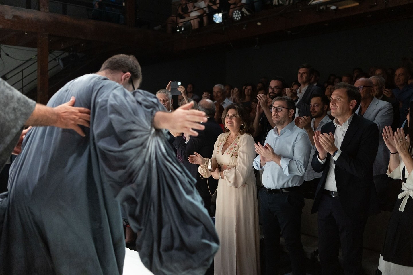 Ο Ανδρουλάκης παρακολουθεί την παράσταση Μήδεια του Teatro Patologico – Μια εμπειρία κατανόησης της συμπερίληψης