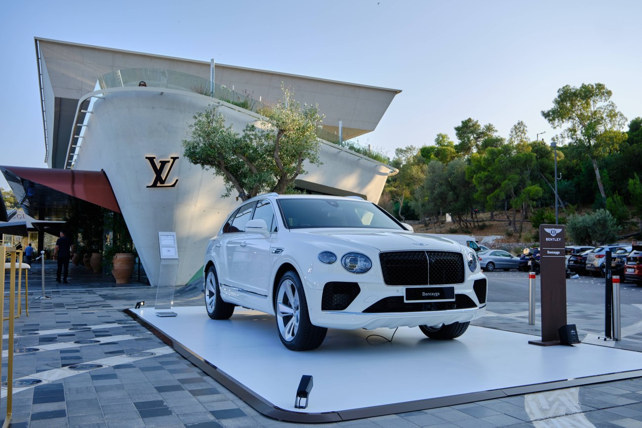 Η Bentley υποδέχεται την πολυτέλεια στην Αθηναϊκή Ριβιέρα